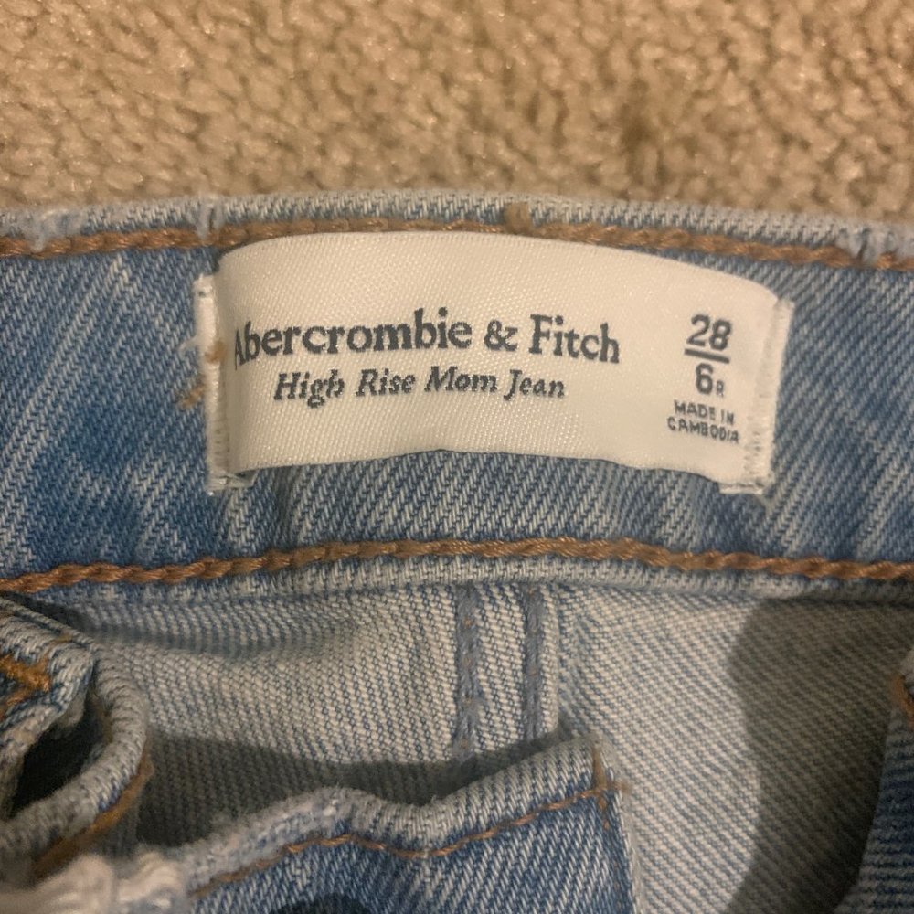 A&F High Rise Mom Jeans - Picture 2 of 2